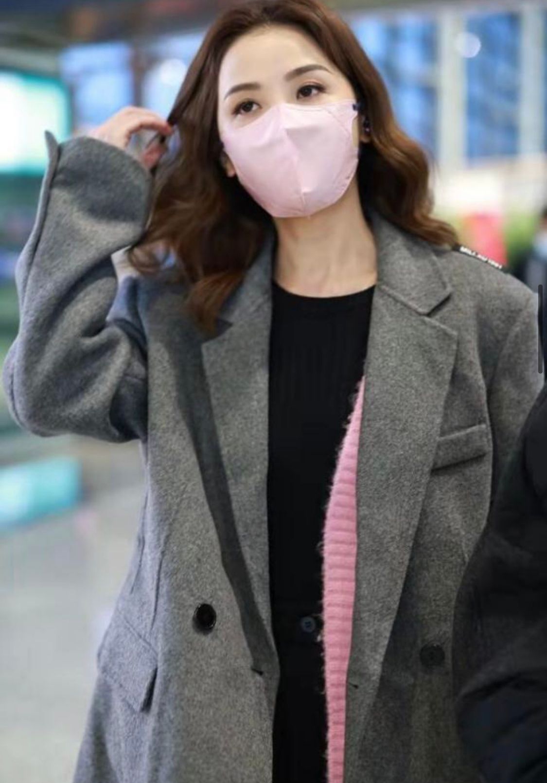 阿娇|阿娇随性惯了，卫衣配“阿姨裤”走机场，身旁阿sa穿靴中裤倒挺潮