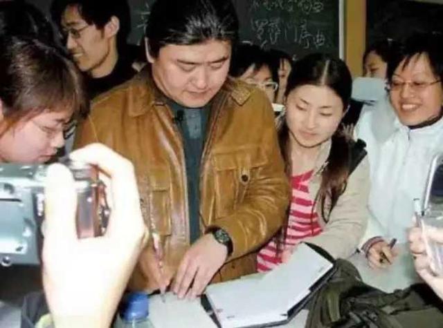 穿衣搭配|59岁刘欢罕见与老友聚会！一头白发惹人心疼，脸上没有一丝皱纹