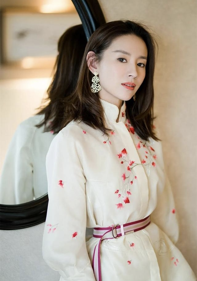 闲鱼有话说|董洁终于找对风格，一身“中国风”造型温婉优雅，气质都变高级了