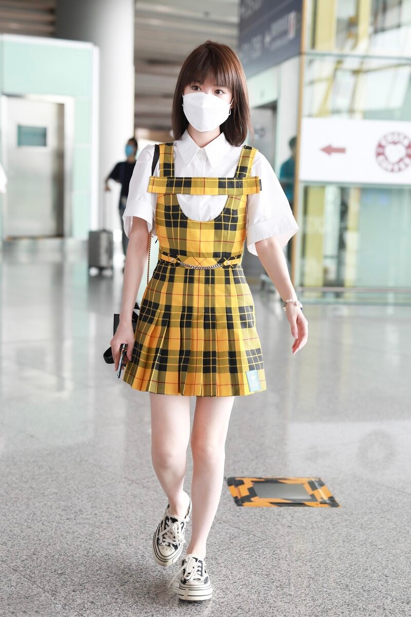 大表姐的时尚圈|毛晓彤的穿法够独特，不但配色很大胆，吊带外穿更是令人看不懂