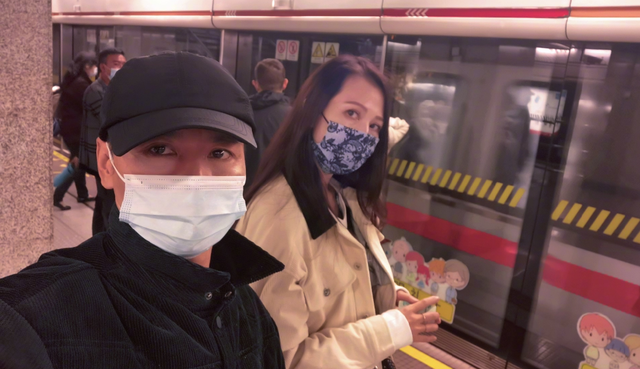 张晋|蔡少芬红毯上被老公踢裙子！勾张晋下巴噘嘴索吻，两人仰头爆笑