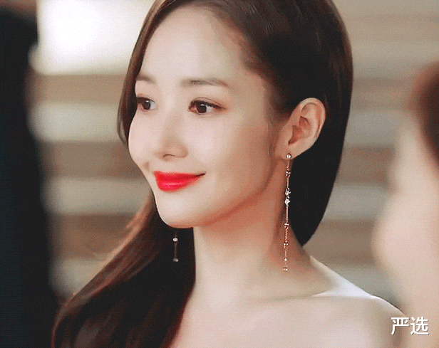 拳王老婆拼四胎狂护肤，穿衣超暴露被批：穿了不如不穿