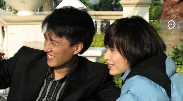 靳东|靳东妻子李佳，晒出近照，打扮低调随性，他们的大儿子实在太帅了