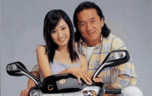 杨幂|17岁和成龙合作，一声大哥600片酬秒变5万，杨幂整没整容一目了然
