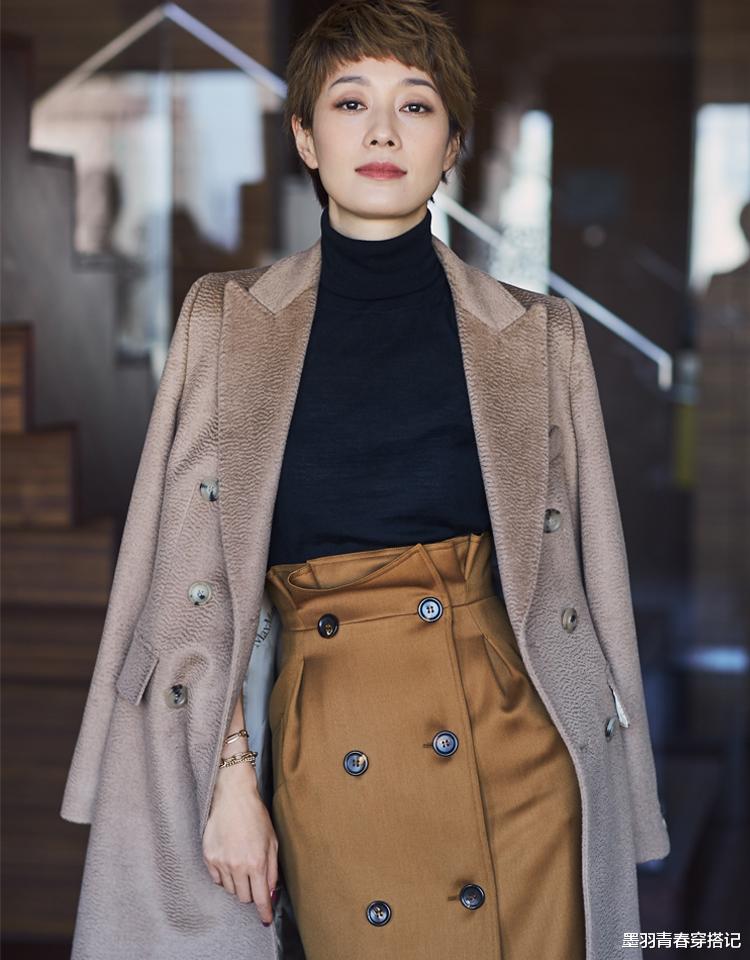 墨羽青春穿搭记|马伊琍的机场秀才实用，蓝色衬衣配微喇牛仔裤，清爽大方又好穿