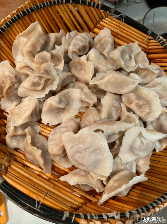 岳云鹏|岳云鹏冬至晒饺子火了,没拍到就吃完了,看网友的留言,笑得肚子疼