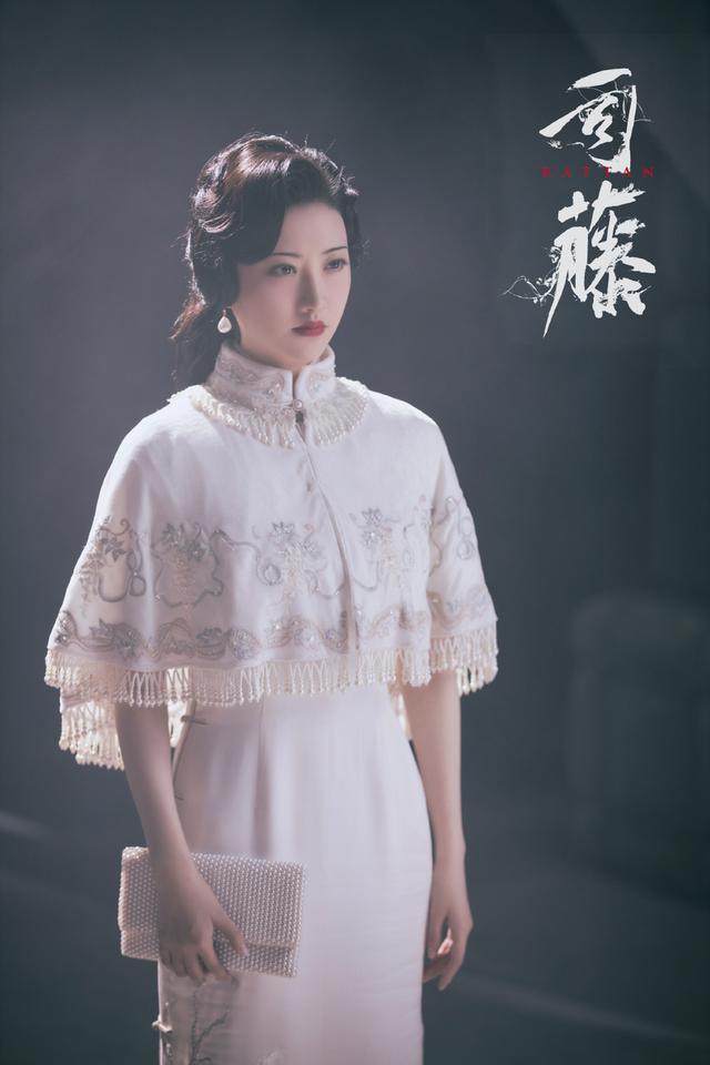 景甜|《司藤》大火之后，景甜再穿旗袍秀曲线，“人间富贵花”名副其实