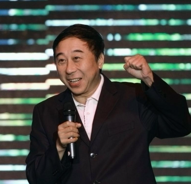 冯巩|冯巩豪宅内景罕曝光！纸箱杂乱堆积似废品站，这哪像明星的房子？