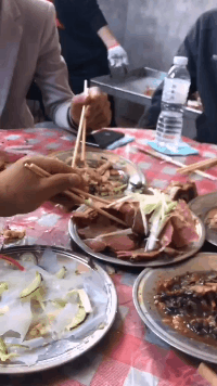 萌萌萌说|“女友在酒店给我拍回来照片,但就感觉不对劲!”你们帮忙看看吧