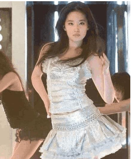 刘亦菲|刘亦菲穿搭开始大胆了?刚出场下半身就被锁定,仙女也曾堕落