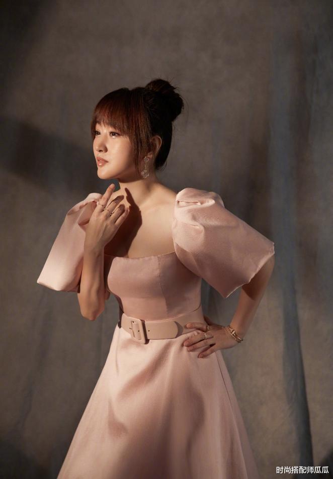 穿衣搭配|杨钰莹这次真不太美，“奶奶造型”压气质又沉闷，看着老十岁不止