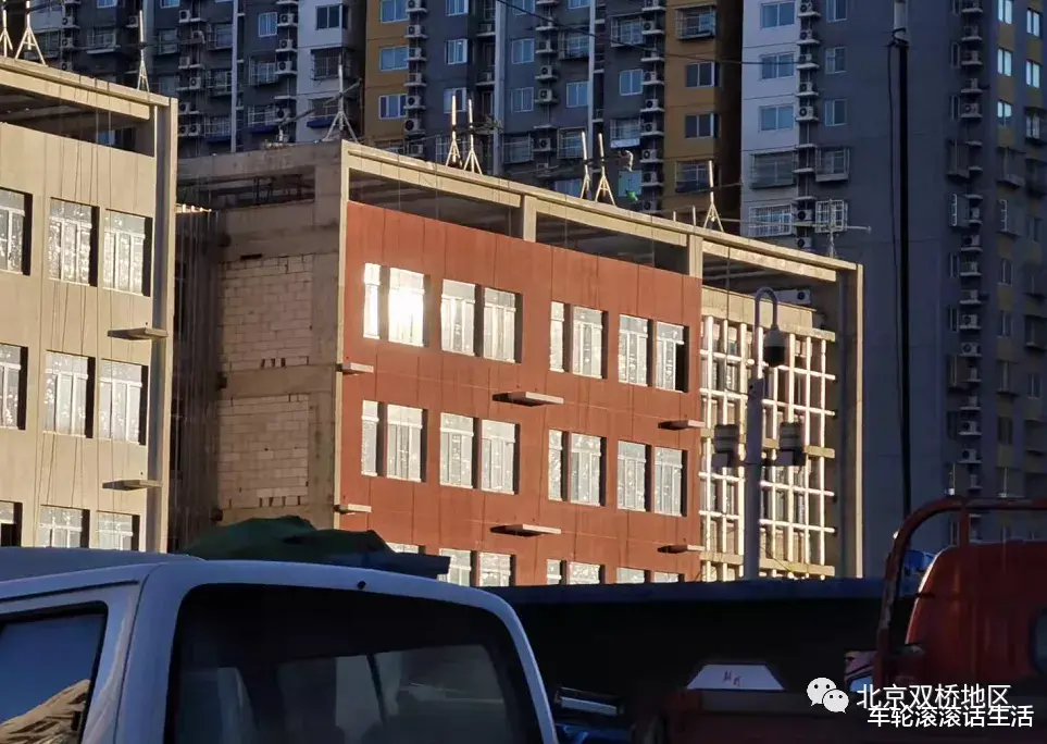购房置业|第二个“清管”？双桥这个九年制学校开始喷涂外立面