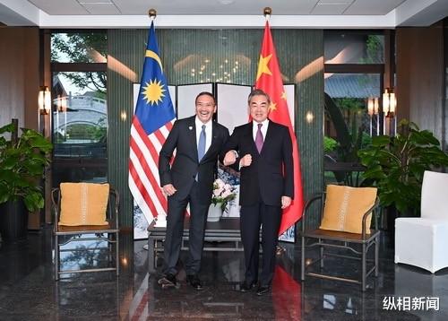 纵相新闻 用中文叫王毅“大哥”被反对派要求道歉，马来西亚外长：出于尊重而非软弱
