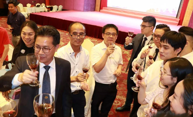 |敬酒时,不会说话总吃亏,聪明人会说“3种话”,领导爱听