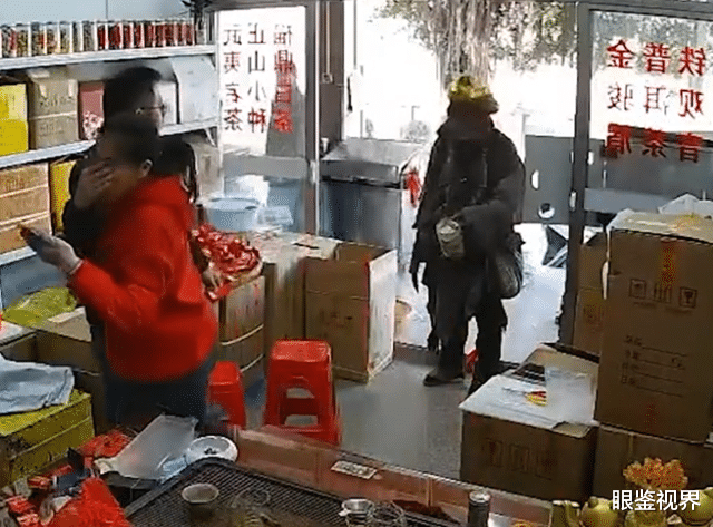 眼鉴视界 福建泉州现瘆人乞丐，扮相诡异讨钱还不说话，附近商家苦恼不已