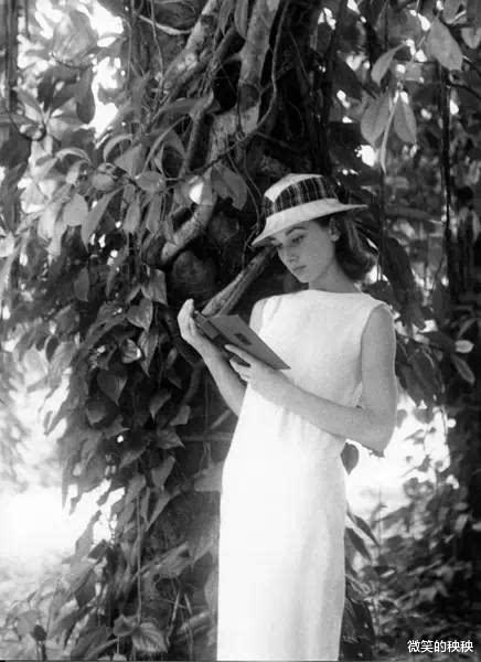 微笑的秧秧|夏天会穿白色才优雅，看时尚博主的高分示范，每一套都是气质模板