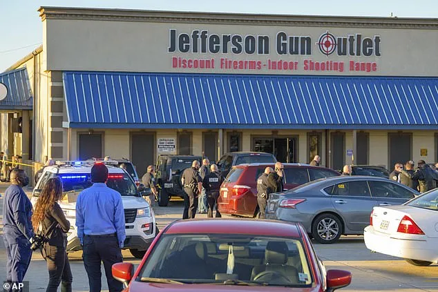 美國槍店突然爆發槍戰，顧客店員紛紛霸氣拔槍和槍手對射-圖2