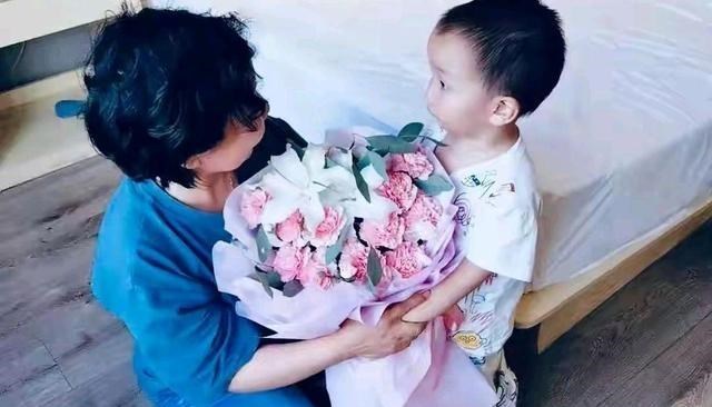 姚策|熊磊晒与杜妈合影，网友：只要自己不尴尬，尴尬的就是别人