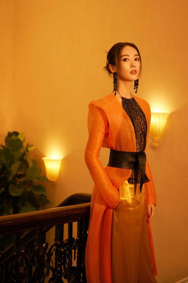 旗袍公馆 童瑶火了也更有排面,透视风衣内搭“肚兜”,时髦优雅真有贵妇范