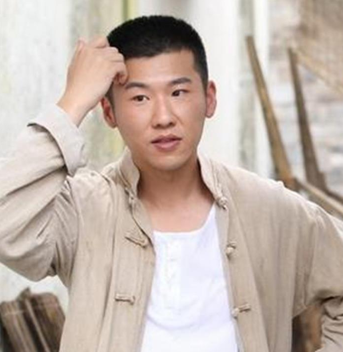 王骁|不整容，不“拼妈”，这个星二代演了15年配角，终于火了