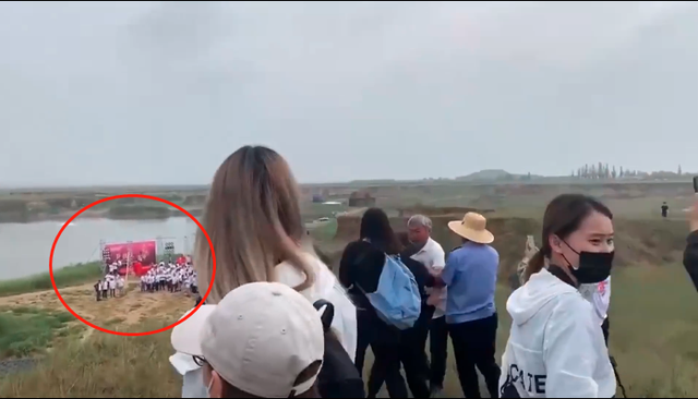 天官赐福|《天官赐福》剧组疑打人，场面混乱人数众多，伤者被救护车抬走