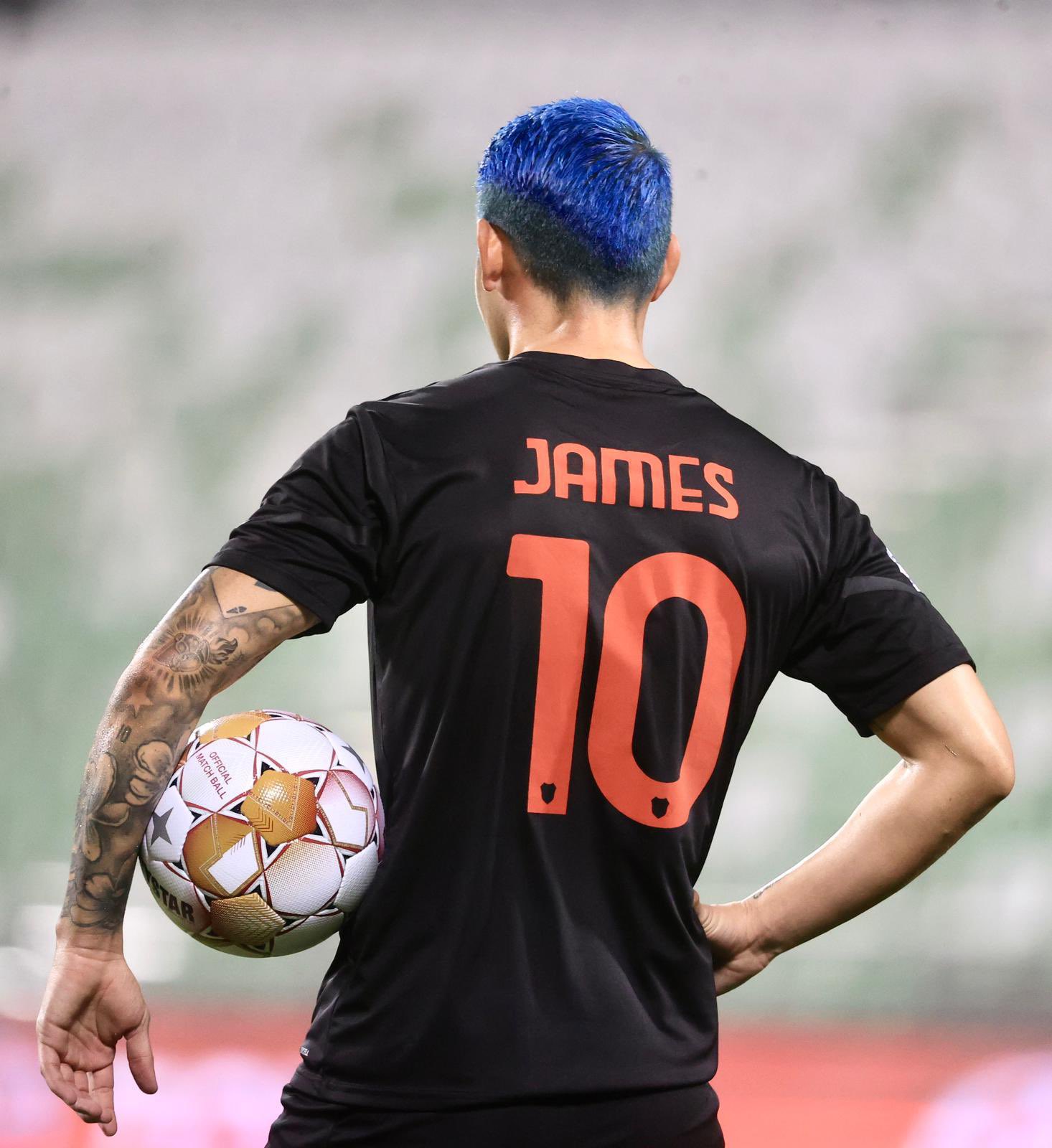 J罗|1-0！前皇马10号又火了，西亚横着走，7场造5球，帅气蓝发成焦点