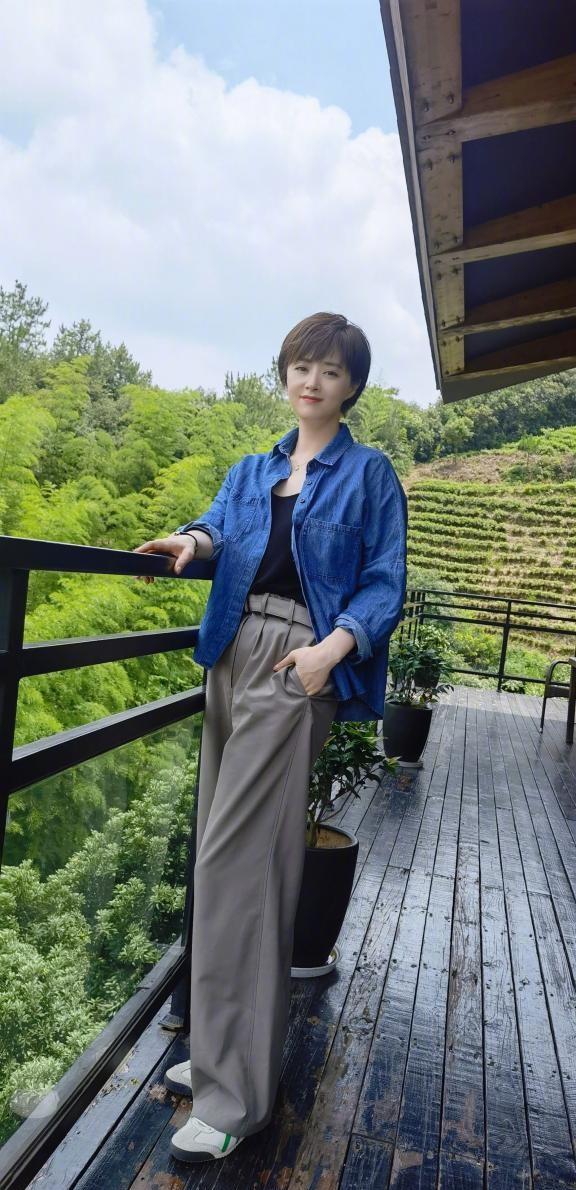 琳妹儿说|38岁蒋欣与男粉合照显拘谨，素颜出镜五官精致，脸颊圆润疑似发福