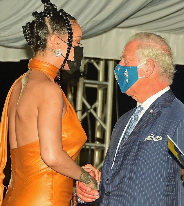 蕾哈娜|蕾哈娜光腿和男友逛街，右手戴夹板，网友调侃：查尔斯王储捏的