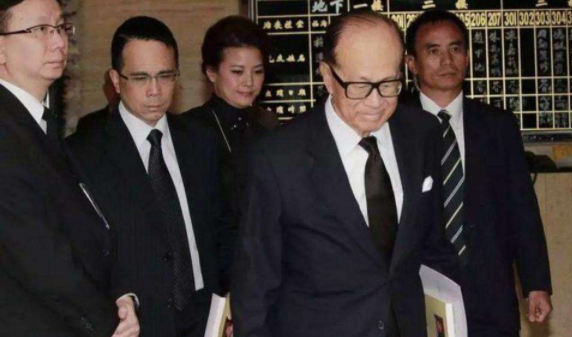 霍英东|为配合李嘉诚，霍启刚大婚8次修改结婚时间，他却只露面5分钟