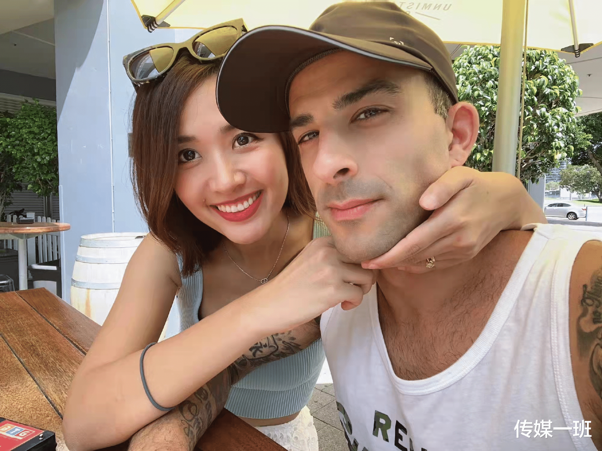 倪震|21岁与倪震热吻,26岁嫁外国富豪,34岁住豪宅当网红,张苑不简单