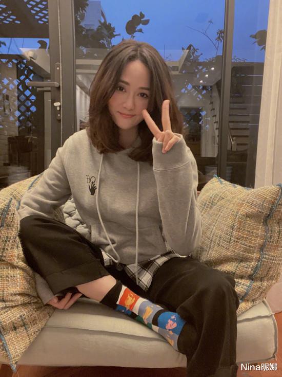 陈乔恩|陈乔恩罕见秀恩爱,穿卫衣情侣装幸福感满满,小男友正面帅似明星