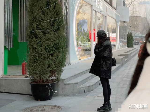 杨幂|杨幂和张大大逛街被路人偶遇,生图下双腿瘦如竹竿,排队买单好阔气