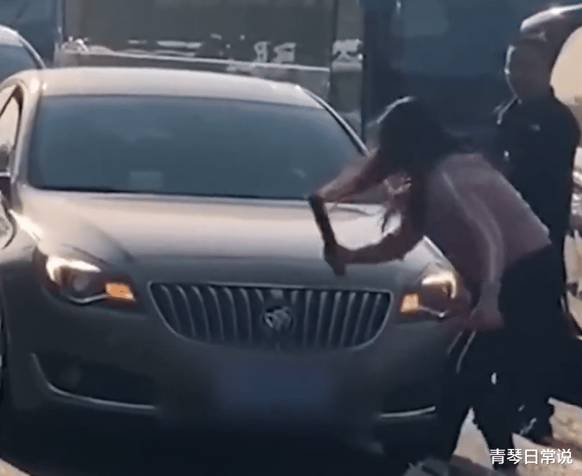 青琴日常说 山东1女子被别车，持棍怒砸对方车辆，“我车里有孩子”