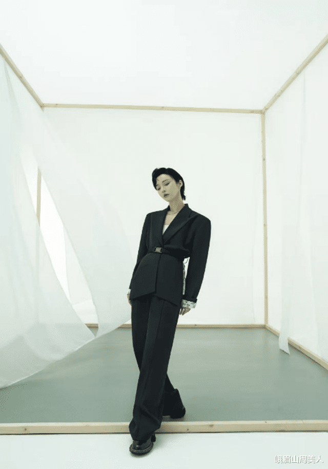 穿衣搭配|?收起你的阔腿裤！今年流行这“三种”裤子，40岁女人穿更时髦减龄