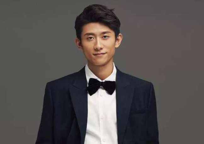 张一山|张一山的家庭背景有多厉害？姑姑韩红不算啥，他父亲才是真厉害