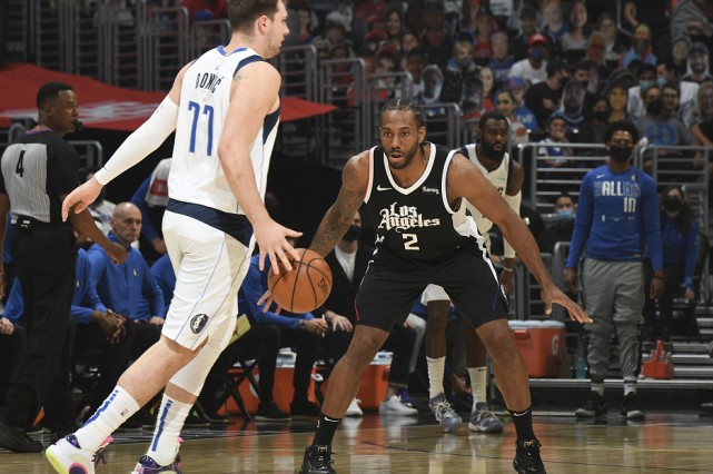 莱昂纳德|当代乔丹！莱昂纳德28+10+9+4+0失误 末节8分4助淘汰东契奇