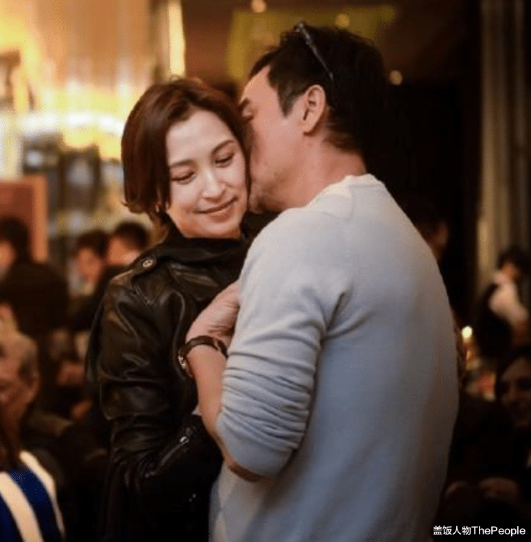 张家辉|盘点圈内有名爱妻男：有人相伴23年如新婚，有人把媳妇宠成小孩