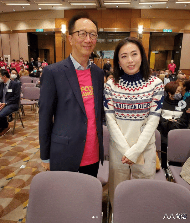 甘比|甘比和梁锦松罕同框，穿休闲打扮毫无阔太气场，曾采访伏明霞恋情