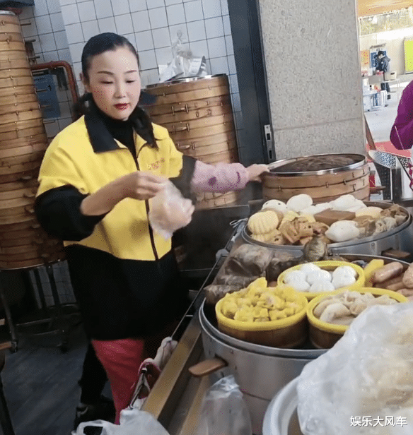 姐姐|孙卓妈妈现身自家包子铺，称要给孙卓做馒头，姐姐已于昨日回国