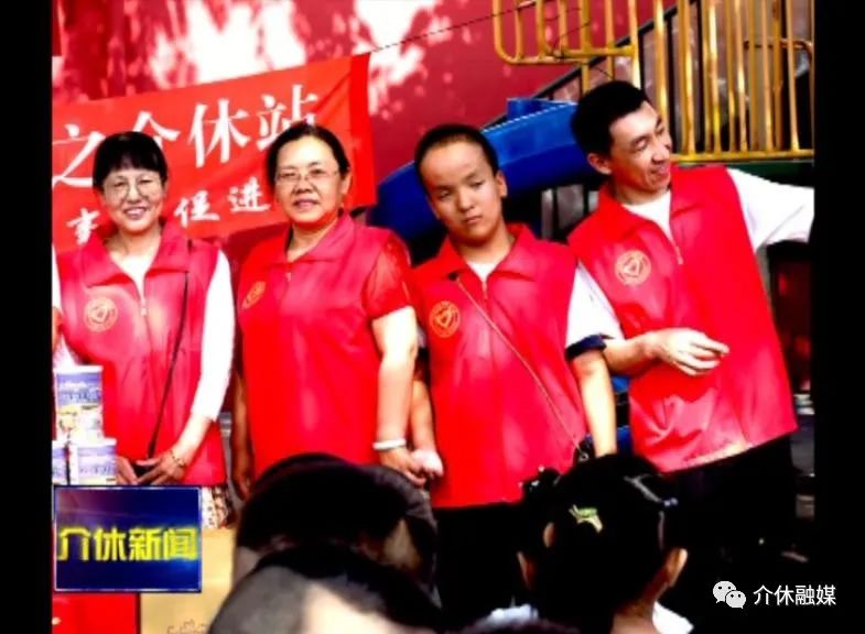 介休贴吧 全国最美家庭——范丽萍家庭：十五年无私抚养残疾弃婴