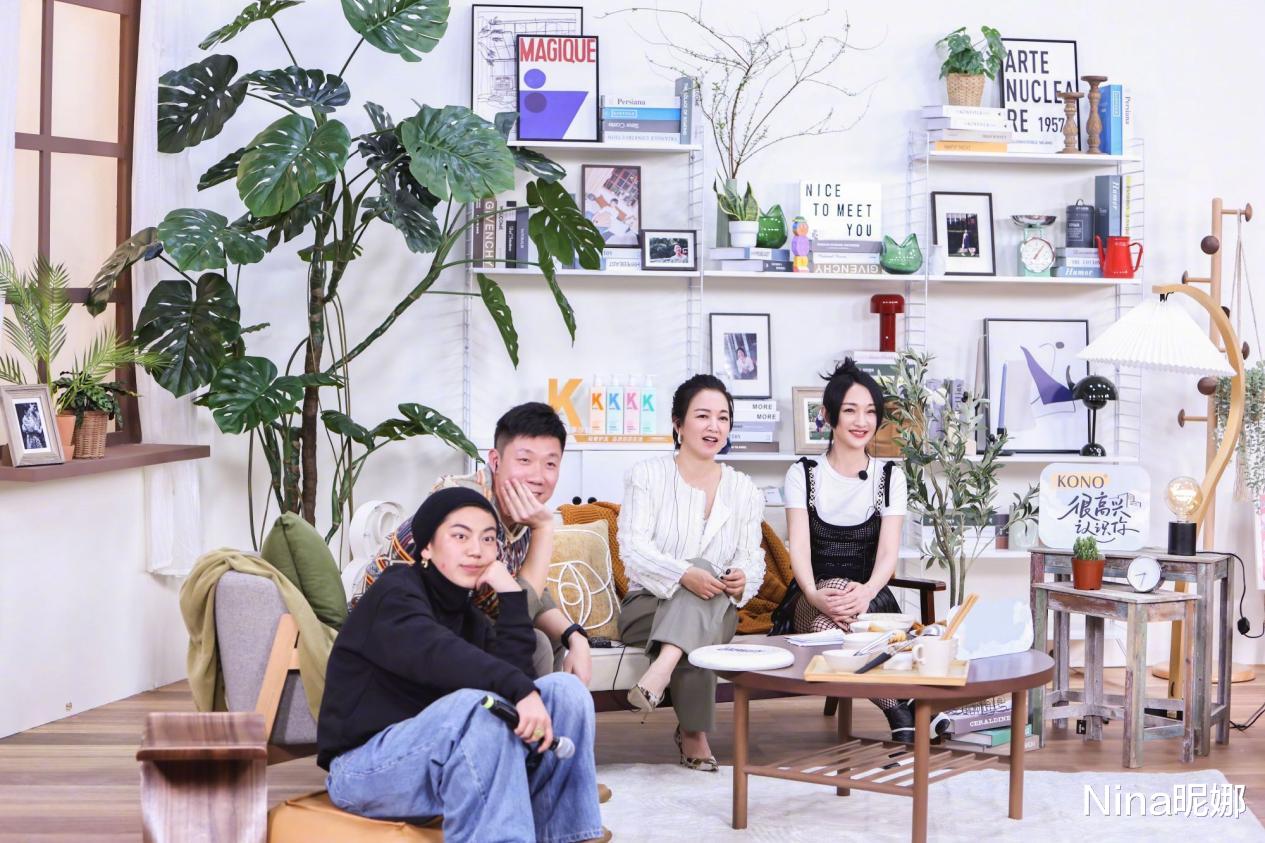 周迅|周迅上综艺学聪明了，叠穿链条背心配“情趣袜”，真没人比她会秀