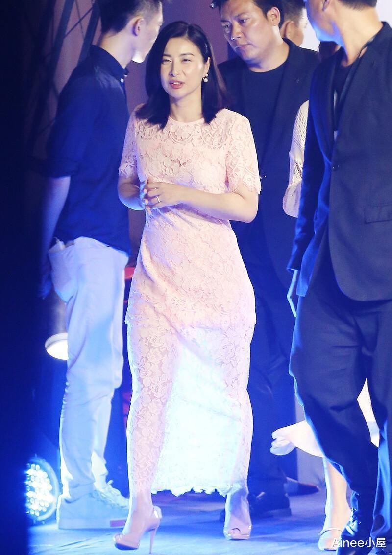 Ainee小屋|被郭晶晶的阔太气质美到了,造型轻熟沉稳,和霍启刚一起有人妻范