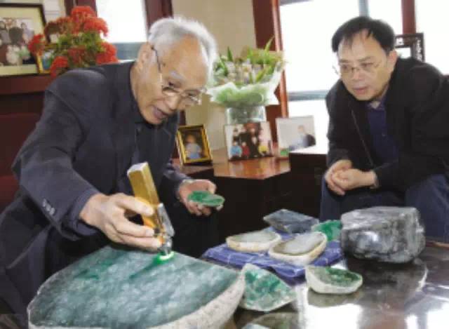 翡翠|翡翠赌王档案：传奇马崇仁，以3180万切涨4个亿！