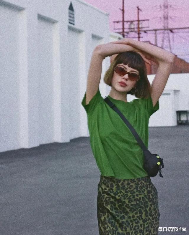 每日搭配指南|T恤别总穿黑白灰了，今夏更流行“糖果色T恤”，时髦减龄还百搭