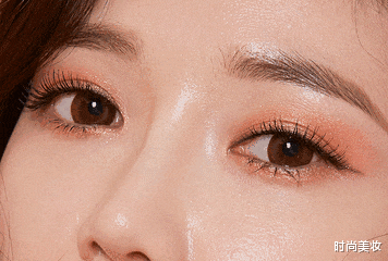 时尚美妆|章子怡亲自接女儿放学，穿黑白装大气知性，素颜露面不忘画上眉毛