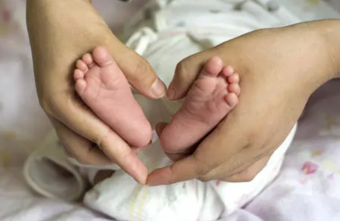 糖果的妈妈|钱多孩子少，“钱少”孩子多？越穷越爱生孩子的理由让人无从反驳