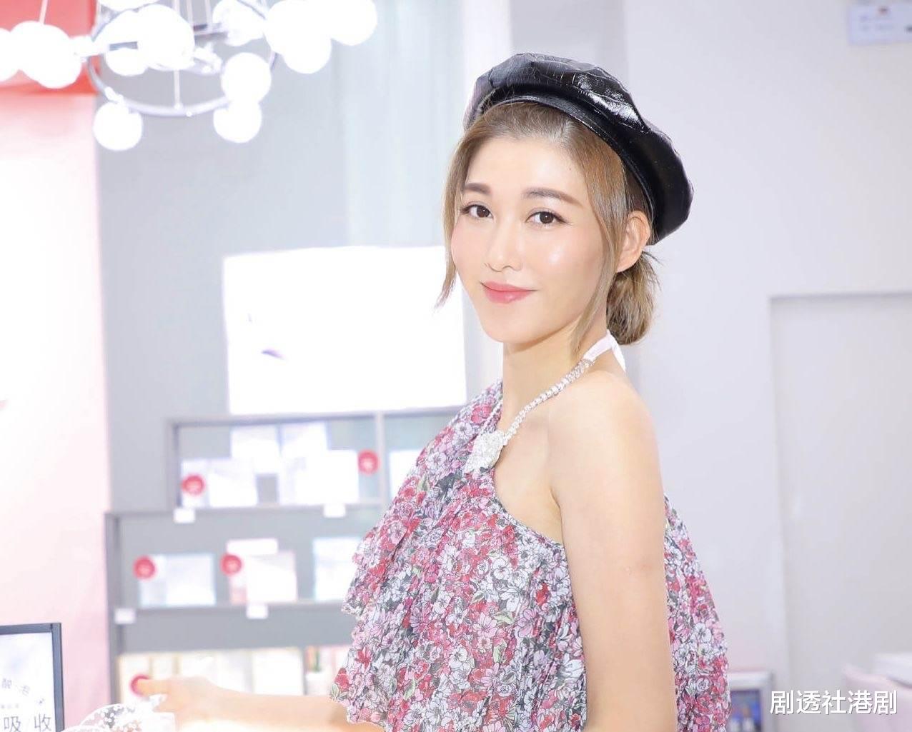 李彩桦|37岁香港著名女星陷整容疑云，被指苹果肌太发达，晒童年照力证清白