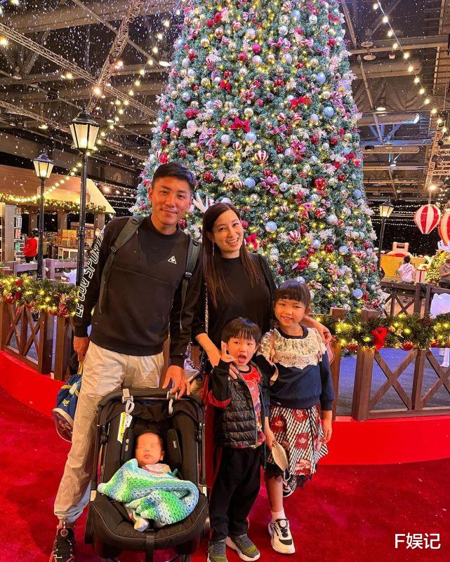 张颖康|TVB小生张颖康带家人游玩拍全家福 体贴负责照顾三胎儿子和拿东西