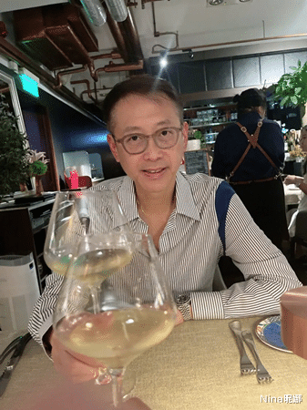 Nina昵娜|李嘉欣入秋照放大招，穿无袖上衣少系扣，跟儿子玩嘴对嘴抢食太有情调