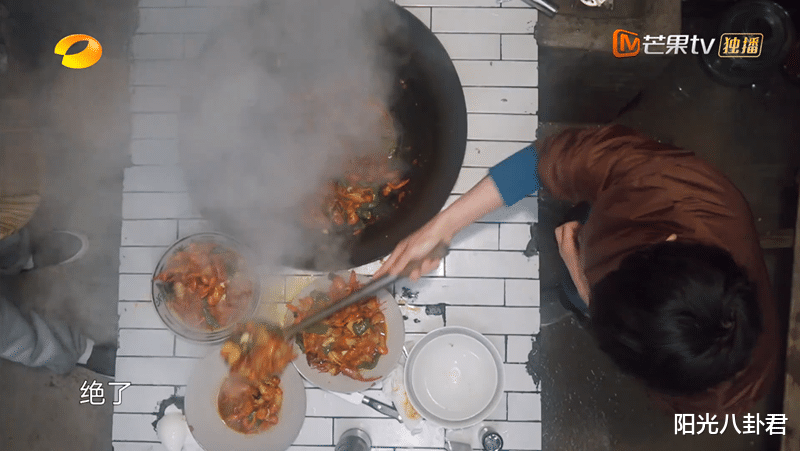 黄磊|《向往的生活》黄磊厨艺翻车了？早餐吃完还剩一桌，张子枫转头就去买烤肠